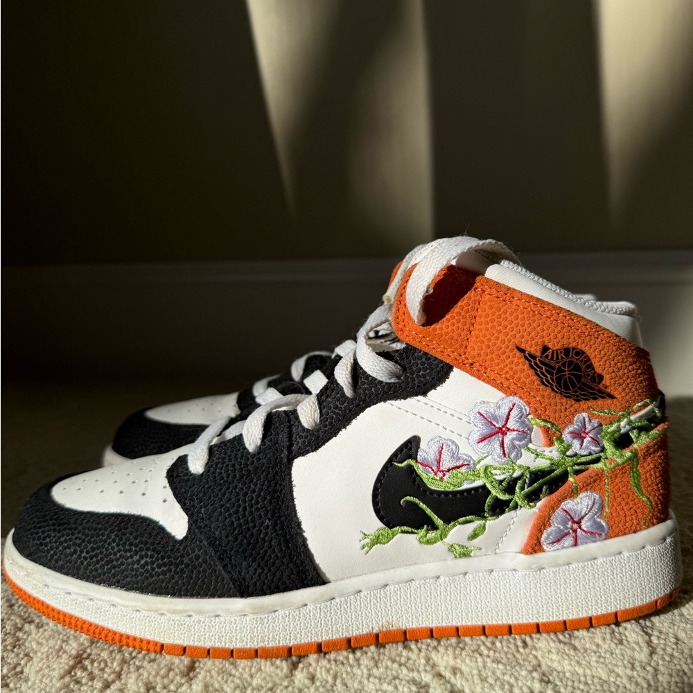 Nike Air Jordan 1 Mid Floral Embroidery Sneakers Youth 6Y Women’s 7.5 - Picture 2 of 7